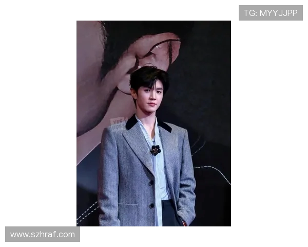 陈哲远泰国见面会 C 位登场，与高层合影尽显国际巨星风范