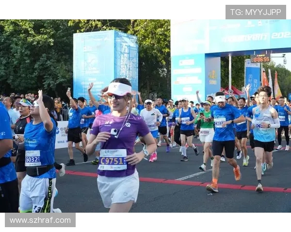 首届环洪湖马拉松开跑：7000 选手绘就生态画卷